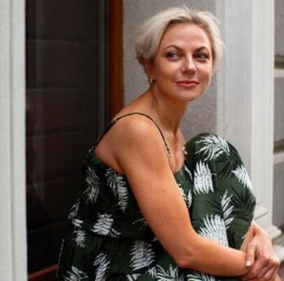 Interessierte Gesprächspartnerin